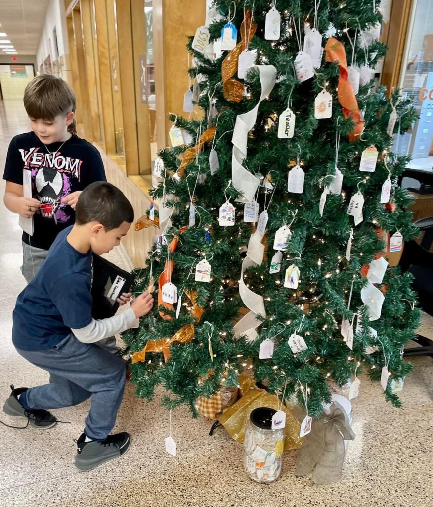 students-leaving-messages-in-tree-of-gratitude