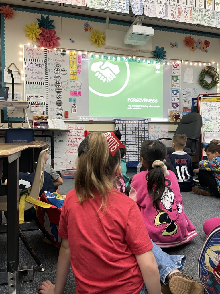 elementary-students-looking-at-projector-screen-in-classroom